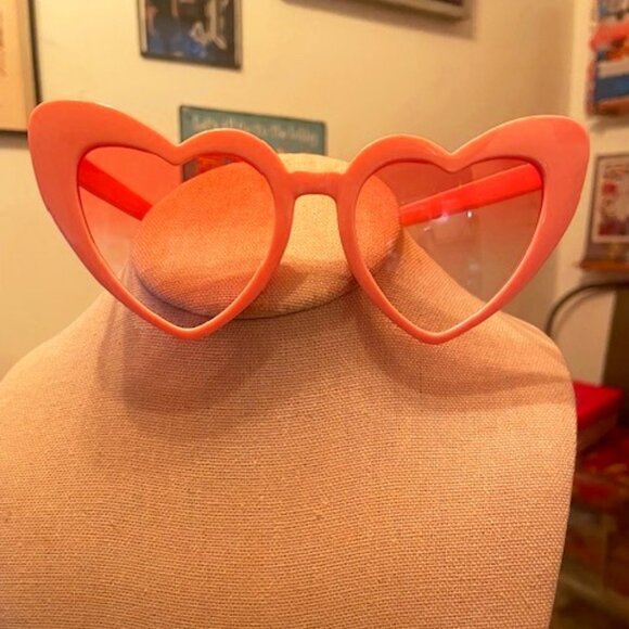 Gorgeous! Swiftie Light Pink Heart Cat Eye Sunglasses - Picture 1 of 4